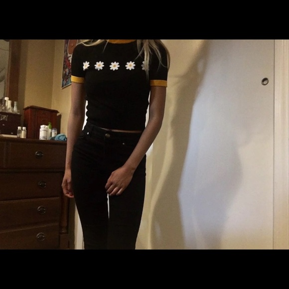 Forever 21 Daisy Knit Crop Top - Picture 2 of 3